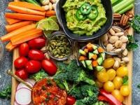 सॅलाड म्हणून 'या' भाज्या कधीही कच्च्या खाऊ नका- पोटाला त्रास होऊन तब्येत बिघडेल - Marathi News | Never eat these vegetables raw as a salad, which vegetables should never be eaten raw, which vegetables should not be eaten in raw, which raw vegetables can cause digestion issue? | Latest sakhi Photos at Lokmat.com