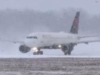 भयंकर हिमवृष्टीमुळे अमेरिकेला हुडहुडी;  न्यूयॉर्क, न्यूजर्सीमध्ये आणीबाणी, १६ हजार विमान उड्डाणांवर परिणाम   - Marathi News | America reels under heavy snowfall; State of emergency declared in New York, New Jersey, 16,000 flights affected | Latest national News at Lokmat.com