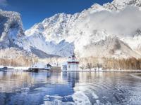 Travel : एका देशापेक्षाही मोठं आहे 'हे' बेट! उणे १२ अंशातही पर्यटकांची तुफान गर्दी, पाहा जादुई फोटो - Marathi News | Travel: This island is bigger than a country! Tourists flock to the island even at minus 12 degrees, see magical photos | Latest travel Photos at Lokmat.com