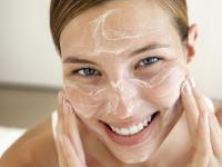 तेलकट त्वचेमुळे आहात हैराण?, करा या 5 गोष्टी - Marathi News | beauty tips 5 easy ways to get rid of pimples | Latest beauty Photos at Lokmat.com