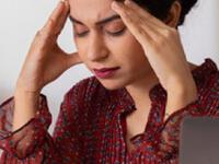 तुमचा सगळा स्ट्रेस-थकवा १ मिनिटात पळूवन लावणारा खास उपाय, ताठ बसा आणि फक्त.... - Marathi News | simple home hacks for reducing stress and tension, neck massage for getting quick relief from stress and tension | Latest sakhi Photos at Lokmat.com