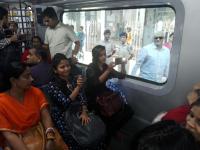 जाणून घ्या... एसी लोकलचा तिकिट दर, पहिला प्रवासी आणि ट्रेनच्या सुरक्षेबद्दल - Marathi News | Learn ... tickets for AC locos, first passenger and train safety | Latest mumbai Photos at Lokmat.com