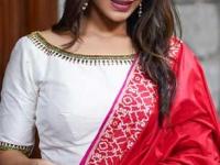 कुठल्याही साडीवर मॅच होणारे पाहा सुंदर ६ ब्लाऊज, पैसे वाचवा आणि साडी नेसून दिसा हॉट स्टायलिश - Marathi News | Best blouse styles that match all sarees Blouse designs that go with every saree Universal blouse patterns for Indian women How to choose blouse for any saree | Latest sakhi Photos at Lokmat.com