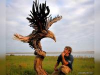 जेव्हा हा कलाकार लाकडांमध्ये 'प्राण' फुंकतो, एकदा बघाल तर बघतच रहाल! - Marathi News | Wood sculptures made by Jeffro Uitto | Latest social-viral Photos at Lokmat.com