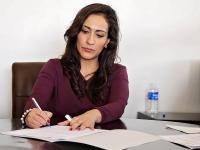 एकाच जागेवर खूप वेळ बसून राहणे महिलांसाठी हानिकारक - Marathi News | losing the health of women stay on for a long time stay alert | Latest health Photos at Lokmat.com