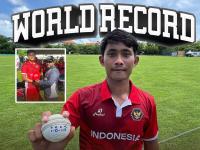 T20I पदार्पणात वर्ल्ड रेकॉर्ड! या पठ्ठ्यानं पहिल्याच षटकात ५ विकेट्स घेत फिरवली मॅच - Marathi News | World Record Alrt Indonesia's Gede Priandana Becomes First Bowler To Take 5 Wickets In An Over In T20Is World Record Alrt Indonesia’s Gede Priandana Becomes First Bowler To Take 5 Wickets In An Over In T20Is | Latest cricket News at Lokmat.com