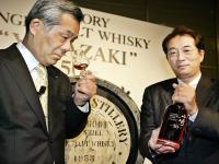 मद्य की अमृत..? एक बॉटेल व्हिस्कीची किंमत तब्बल 6.5 कोटी रुपये; घेणाऱ्यांची लाईन... - Marathi News | Yamazaki-55 Whiskey, A bottle costs Rs 6.5 crore | Latest jarahatke Photos at Lokmat.com