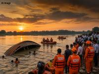 मुलीच्या पाठवणीनंतर काळाचा घाला! यमुनेत नाव उलटून ९ जण बुडाले; तीन सुरक्षित बाहेर, ६ जणांचा शोध सुरू - Marathi News | Uttar Pradesh Hamirpur 9 people drown after boat capsizes in Yamuna Three out safely, search for 6 continues | Latest national News at Lokmat.com