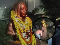 बँक चौकात रात्रीतून उभा केला सावित्रीबाई फुलेंचा पुतळा; जयंतीच्या पूर्वसंध्येलाच रंगले नाट्य! - Marathi News | Tension in Yavatmal After Statue of Savitribai Phule Installed Overnight; Administration Moves to Remove It | Latest yavatmal News at Lokmat.com बँक चौकात रात्रीतून उभा केला सावित्रीबाई फुलेंचा पुतळा; जयंतीच्या पूर्वसंध्येलाच रंगले नाट्य! - Marathi News | Tension in Yavatmal After Statue of Savitribai Phule Installed Overnight; Administration Moves to Remove It | Latest yavatmal News at Lokmat.com