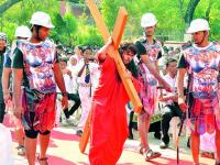 गूड फ्रायडे : नागपूर येथील सदरच्या सेंट फ्रान्सिस डिसेल्स या सर्वात मोठ्या चर्चमधून प्रभू येशू ख्रिस्ताच्या स्मृतिप्रित्यर्थ मिरवणूक काढण्यात अली. - Marathi News | Good Friday: Ali has been involved in campaigning for the memory of Lord Jesus Christ in the largest church of St. Francis Diesels in Nagpur. | Latest nagpur Photos at Lokmat.com