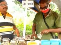 काय सांगता राव? 'या' चहाच्या टपरीवर १००० रुपयांना मिळतो १ कप चहा; वाचा खासियत - Marathi News | Cost of one cup tea is rs 1000 in hydrabad | Latest jarahatke Photos at Lokmat.com