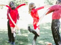 लय भारी! सोशल डिस्टेंसिंगचे धडे देणारं प्री वेडिंग फोटोशुट; पाहा जोडप्याचे भन्नाट फोटो - Marathi News | Pre-wedding photoshoot Social distancing special valentines day couples during pandemic | Latest jarahatke Photos at Lokmat.com