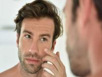 पुरूषांनी हॅण्डसम लूकसाठी सुट्टीचा 'असा' करा वापर नक्की करा - Marathi News | How to get fair and glowing skin by using home remedies myb | Latest beauty Photos at Lokmat.com