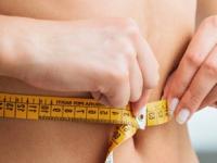 वजन कमी होईल, हाडंही मजबूत राहतील; रोज १० मिनिटे घरीच हा व्यायाम करा, फिटनेस सिक्रेट - Marathi News | jumping rope benefits for health know how to do skipping rope step by step | Latest sakhi Photos at Lokmat.com