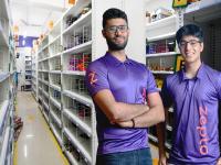 Zepto Success Story : १९ वर्षाच्या मुलानं उभी केली ७३०० कोटींची कंपनी, हिट झाली १० मिनिटांची आयडिया - Marathi News | Zepto Success Story A 19 year old boy started a company worth 7300 crores a 10 minute delivery idea became a hit | Latest business Photos at Lokmat.com