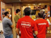 Zomato लवकरच सुरू करणार नवी सेवा; केवळ १० मिनिटांत होणार फूड डिलिव्हरी - Marathi News | now zomato to deliver food in 10 minutes will start service from 1 april know details order through app | Latest business Photos at Lokmat.com