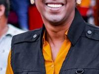 धैर्याला सॅल्यूट! देशातील पहिली ट्रान्सजेंडर फोटो जर्नलिस्ट; आता मागते भीक पण स्वप्न आहेत मोठी - Marathi News | Mumbai local train begger zoya thomas lobo story lives in bandra slum | Latest sakhi Photos at Lokmat.com