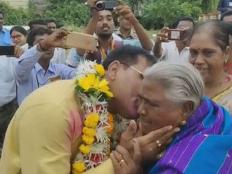 महाराष्ट्र निवडणूक निकाल 2019: प्रेरणादायी! मुलगा आमदार झाला तरीही आई बांबूच्या टोपल्याच विकत राहणार