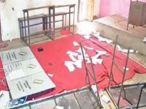 चोथेवाडीचे बूथ घेतले ताब्यात: घाटनांदूर जवळ असलेल्या चोथेवाडी येथे बूथ क्रमांक २८६ दुपारी दोन वाजता बूथ ताब्यात घेऊन तोडफोड करण्यात आली. मशीन बंद पाडल्या होत्या. झोनल ऑफिसर यांनी दुपारी चार वाजता नवीन मशीन जोडल्यानंतर मतदानप्रक्रिया सुरळीत झाली. या ठिकाणीसुद्धा घाटनांदूरच्या घटनेनंतर हा प्रकार घडला असून या ठिकाणीसुद्धा अज्ञात जमावाने धुडगूस घातला आहे. या दोन्ही घटनांची रात्री उशिरापर्यंत पोलिस ठाण्यात नोंद झाली नव्हती. या घटनेमुळे मतदारांमध्ये भीतीचे वातावरण निर्माण झाले होते.