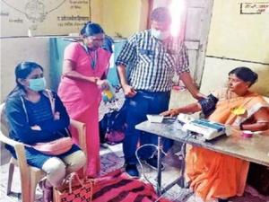 घाटनांदूरमध्ये मशीनसह साहित्याची तोडफोड; दोन तास मतदान थांबले: अंबाजोगाई तालुक्यातील घाटनांदूर येथील सातही बूथवर अज्ञात जमावाने हल्ला करून बूथवरील मशीन फोडल्या. शासकीय कर्मचाऱ्यांना शिवीगाळ करीत मतदानप्रक्रिया बंद पाडली. दोन तास मतदान थांबल्यानंतर नवीन मशीन लावण्यात आल्या, त्यानंतर भीतीच्या वातावरणात मतदारांनी आपला हक्क बजावला. घाटनांदूर येथल सोमेश्वर विद्यालयातील बूथ क्र. २८०, २८१, २८३ यावर अज्ञात जमावाने तोडफोड केली. जि.प. कन्या शाळेतील बूथ क्र. २८२ येथेही असाच प्रकार घडला. तेथील महिला कर्मचारी घाबरल्याने त्यांचा बीपी वाढला. वैद्यकीय अधिकारी डॉ. प्रज्ञा सुरडकर व डॉ. विलास माले यांनी त्यांच्यावर उपचार केले. तसेच जि.प. केंद्रीय शाळा येथील बूथ क्र. २७६, तोडफोडीअगोदरचे मतदान सुरक्षित घाटनांदूरसह परिसरातील मतदानप्रक्रिया बंद पाडण्यात आली. काही ठिकाणी मशीनही फोडल्या; परंतु या गैरप्रकारापूर्वी ज्यांनी मतदान केले आहे, त्यांचे मतदान सुरक्षित असल्याचा दावा जिल्हाधिकारी अविनाश पाठक यांनी केला. २७७, २७८ येथील कर्मचाऱ्यांना शिवीगाळ करून मतदान प्रक्रिया बंद पाडण्यात आली. त्यानंतर बीड जिल्हा मजूर फेडरेशनचे चेअरमन बन्सीआण्णा सिरसाट यांच्या गाडीची तोडफोड करून त्यांच्यावर प्राणघातक हल्ला करण्यात आला. त्यांच्यावर अंबाजोगाई येथील खासगी रुग्णालयात उपचार सुरू असल्याचे सांगण्यात आले.