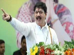 ईव्हीएम फोडण्याचा प्रकार पहिल्यांदाच घडला - 'परळी मतदारसंघात जे दादागिरी व दहशतीची भाषा करीत आहेत, ते तुतारीचे उमेदवार व त्यांच्या मुलाने घाटनांदूर येथील मतदान यंत्राची तोडफोड केली आहे. तसेच मुरंबी, चोथेवाडी, तळेगाव घाट, सेलू आंबा येथे मतदान केंद्र ताब्यात घेण्याचा प्रयत्न करण्यात आला आहे. तसेच घाटनांदूरमध्ये मजूर फेडरेशनचे अध्यक्ष बन्सी सिरसाट यांच्यावर हल्ला करण्यात आला आहे. आजपर्यंत तीस वर्षांत मतदान यंत्राची तोडफोड करण्याचा प्रकार आपण कधीही पाहिला नाही. पहिल्यांदाच मतदान यंत्राची विरोधी उमेदवारांच्या जवळच्या माणसांनी तोडफोड करून निवडणुकीला गालबोट लावले आहे. याप्रकरणी जे दोषी असतील त्यांच्यावर कारवाई करावी, असे आपण प्रशासनास कळविले आहे,' अशी माहिती परळीतील राष्ट्रवादीचे उमेदवार धनंजय मुंडे यांनी दिली. 