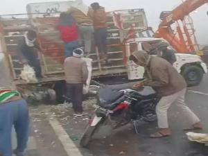 Several Vehicles Collide on Agra-Lucknow Expressway Due to Dense Fog, People Robbed Chickens - www.lokmattimes.com