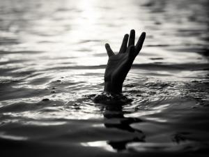 SHOCKING! Mom finds suicide note of his son after one year of his death | english.lokmat.com