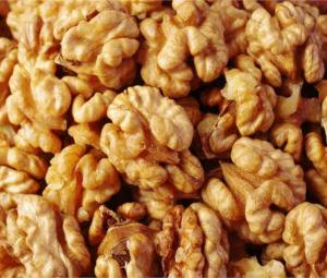 रोज अक्रोड खाण्याचे आहेत अनेक फायदे; बिनधास्त करा आहारात समावेश - Marathi News | Benefits of eating walnut or akroad | Latest Food News at Lokmat.com