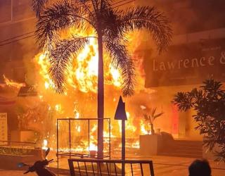 VIDEO: पुण्यातील फॅशन स्ट्रीटला भीषण आग; शेकडो दुकानं आगीच्या भक्ष्यस्थानी - Marathi News | huge fire at Fashion Street in Pune Hundreds of shops destroyed | Latest pune News at Lokmat.com