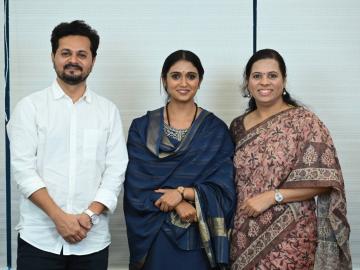 आर्चीचा 'आशा' होण्यापर्यंतचा प्रवास; सिनेमाच्या शूटिंगचे किस्से आणि टीमची खास मुलाखत आर्चीचा 'आशा' होण्यापर्यंतचा प्रवास; सिनेमाच्या शूटिंगचे किस्से आणि टीमची खास मुलाखत