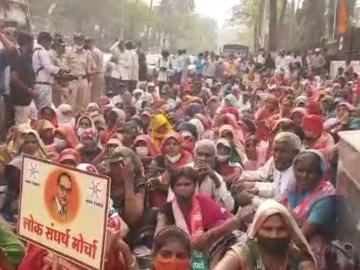 आदिवासी बांधवांचा एल्गार कशासाठी? विविध मागण्यांसाठी मंत्री के.सी.पाडवी यांच्या बंगल्याबाहेर आंदोलन - Marathi News | tribal brothers agitation outside the bungalow of Minister KC Padvi for various demands | Latest News at Lokmat.com आदिवासी बांधवांचा एल्गार कशासाठी? विविध मागण्यांसाठी मंत्री के.सी.पाडवी यांच्या बंगल्याबाहेर आंदोलन - Marathi News | tribal brothers agitation outside the bungalow of Minister KC Padvi for various demands | Latest News at Lokmat.com