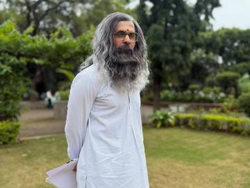 वाढलेली दाढी, लांब केस अन् डोळ्यावर चष्मा; मराठी अभिनेत्याची झाली अशी अवस्था, ओळखताही येईना वाढलेली दाढी, लांब केस अन् डोळ्यावर चष्मा; मराठी अभिनेत्याची झाली अशी अवस्था, ओळखताही येईना