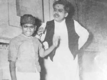 फोटोतील छोट्या मुलाला ओळखलं का? आज आहे मराठी सिनेसृष्टीतील अभिनयाचा बादशहा फोटोतील छोट्या मुलाला ओळखलं का? आज आहे मराठी सिनेसृष्टीतील अभिनयाचा बादशहा