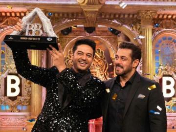 Bigg Boss 19: गौरव खन्नाने करुन दाखवलं! 'बिग बॉस १९'च्या ट्रॉफीवर कोरलं नाव Bigg Boss 19: गौरव खन्नाने करुन दाखवलं! 'बिग बॉस १९'च्या ट्रॉफीवर कोरलं नाव