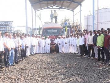 कादवा साखर कारखान्याचा इथेनॉल पेट्रोलियम कंपनीला वितरित, कंपोस्ट खताचीही निर्मिती  - Marathi News | Latest news Ethanol from Kadwa Sugar Factory distributed to Petroleum Company | Latest News at Lokmat.com