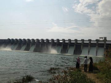 जायकवाडीतून दोन्ही कालव्यांत रब्बीसाठी सोडले पाणी - Marathi News | Water released from Jayakwadi in both canals for Rabi | Latest News at Lokmat.com