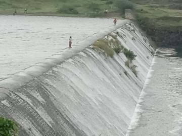 भोजापूर धरण फुल्ल, कालव्याद्वारे पूरपाण्याचा विसर्ग सुरू - Marathi News | Bhojapur Dam is full, flood water is being released through the canal | Latest News at Lokmat.com