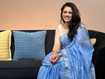 ती व्हायरल ब्लू साडी गिरीजा ओकची नव्हतीच, तर 'या' लोकप्रिय मराठी अभिनेत्रीची! ती व्हायरल ब्लू साडी गिरीजा ओकची नव्हतीच, तर 'या' लोकप्रिय मराठी अभिनेत्रीची!