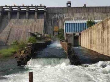 भंडारदरा पाणलोट क्षेत्रात पाण्याची मोठी आवक सुरू, नदीकाठच्या नागरिकांना सतर्कतेचे आवाहन - Marathi News | Heavy inflow of water has started in Bhandardara catchment area, people on the banks of the river are called for vigilance | Latest News at Lokmat.com