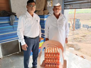 कुरुलच्या हणमंत कांबळेंनी पोल्ट्री व्यवसायावर मुलाला केलं फौजदार - Marathi News | Kurul's Hanmant Kamble made his son PSI by poultry business | Latest News at Lokmat.com