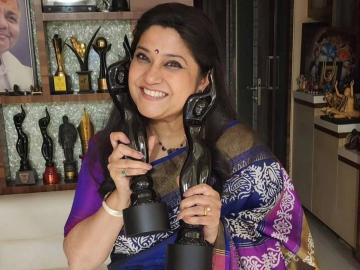 'अबोली'पासून ते ओटीटीच्या यशापर्यंत: फिल्मफेअर ओटीटी अवॉर्ड्स २०२५मध्ये २९ वर्षांनंतर रेणुका शहाणे यांची दुहेरी विजयी कामगिरी