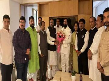 शिंदेंसोबतच्या १२ खासदारांपैकी २ जणांनाच उमेदवारी मिळणार, ११ नेत्यांचा पत्ता कट; विनायक राऊतांचा दावा - Marathi News | Out of 12 MPs with Shinden, only 2 will get candidature, 11 leaders' address cut; Vinayak Raut's claim | Latest maharashtra News at Lokmat.com शिंदेंसोबतच्या १२ खासदारांपैकी २ जणांनाच उमेदवारी मिळणार, ११ नेत्यांचा पत्ता कट; विनायक राऊतांचा दावा - Marathi News | Out of 12 MPs with Shinden, only 2 will get candidature, 11 leaders' address cut; Vinayak Raut's claim | Latest maharashtra News at Lokmat.com