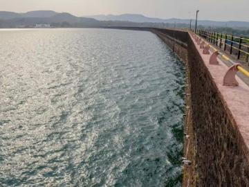 पाणी पातळी खालावलेलीच, अडीच महिन्यात जाणवू शकते टंचाई - Marathi News | As soon as the water level drops in Beed, scarcity can be felt in two and a half months | Latest News at Lokmat.com