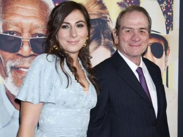 धक्कादायक! प्रसिद्ध अभिनेत्याच्या ३४ वर्षीय मुलीचा मृत्यू; हॉटेलमध्ये आढळला मृतदेह धक्कादायक! प्रसिद्ध अभिनेत्याच्या ३४ वर्षीय मुलीचा मृत्यू; हॉटेलमध्ये आढळला मृतदेह