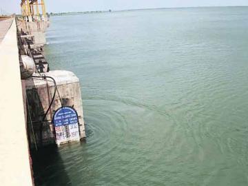 राज्यातील धरणांमध्ये ७२% उपयुक्त पाणीसाठा, पाण्यासाठी होऊ शकतो संघर्ष; राजकारणही तापणार - Marathi News | usful water storage in dams of Maharashtra, here is updated information | Latest News at Lokmat.com