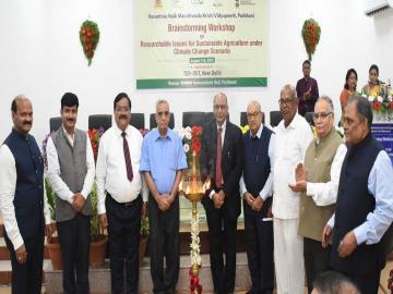 हवामान बदल आणि कृषी संशोधनाची गरज यावर मराठवाडा कृषी विद्यापीठात होणार विचार मंथन - Marathi News | A brainstorming session will be held at Marathwada Agricultural University on climate change and the need for agricultural research | Latest agriculture News at Lokmat.com