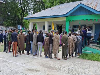 कलम ३७० हटल्यानंतर नवा रेकॉर्ड बनला; दहशतवाद्यांचा गड उद्ध्वस्त करून लोकशाही अवतरली कलम ३७० हटल्यानंतर नवा रेकॉर्ड बनला; दहशतवाद्यांचा गड उद्ध्वस्त करून लोकशाही अवतरली