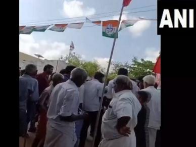काँग्रेस उमेदवाराने निवडणूक प्रचारादरम्यान वाटले पैसे, VIDEO व्हायरल झाल्यानंतर प्रकरण आले समोर  काँग्रेस उमेदवाराने निवडणूक प्रचारादरम्यान वाटले पैसे, VIDEO व्हायरल झाल्यानंतर प्रकरण आले समोर