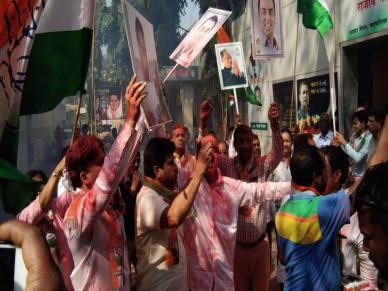 तीन राज्यांतील निवडणुकीत मिळत असलेल्या यशानंतर काँग्रेस कार्यकर्त्यांचा जल्लोष तीन राज्यांतील निवडणुकीत मिळत असलेल्या यशानंतर काँग्रेस कार्यकर्त्यांचा जल्लोष