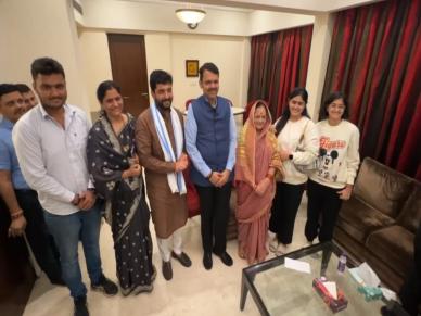 MP murlidhar mohol: मोहोळ यांच्यासारख्या तरुण खासदारांना संधी; मोहोळ यांनी कुटुंबियांसह घेतली फडणवीसांची भेट MP murlidhar mohol: मोहोळ यांच्यासारख्या तरुण खासदारांना संधी; मोहोळ यांनी कुटुंबियांसह घेतली फडणवीसांची भेट